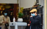 Khách du lịch kín mít khẩu trang phòng dịch cúm Corona